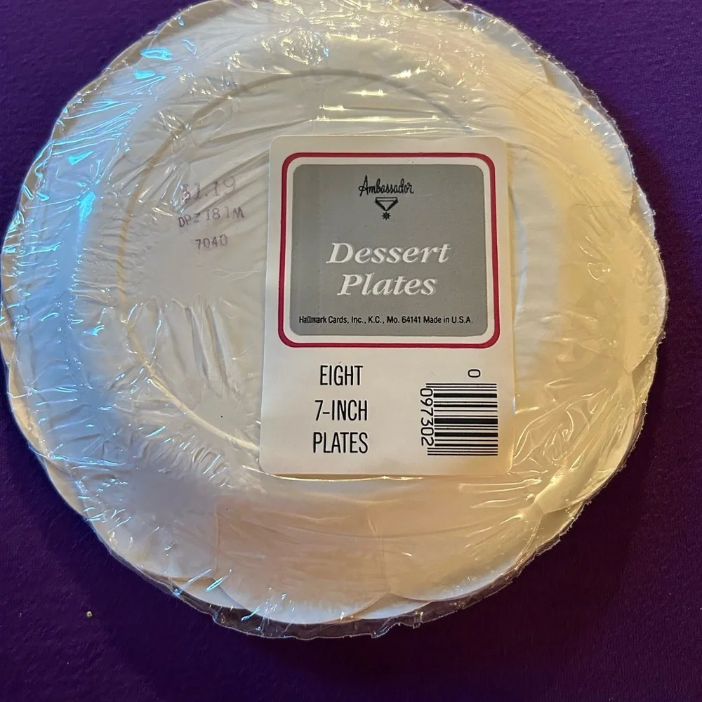 💜 CLEARANCE 2/5 AMBASSADOR VTG NWT Set of 8 paper dessert plates.